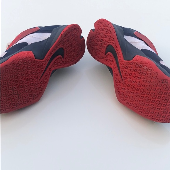 Boys b-ball shoes - Picture 2 of 3